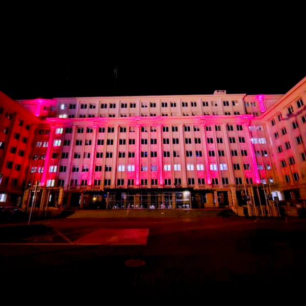 Budynek Podkarpackiego Urzędu Wojewódzkiego w Rzeszowie podświetlony na czerwono