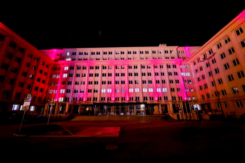 Budynek Podkarpackiego Urzędu Wojewódzkiego w Rzeszowie podświetlony na czerwono