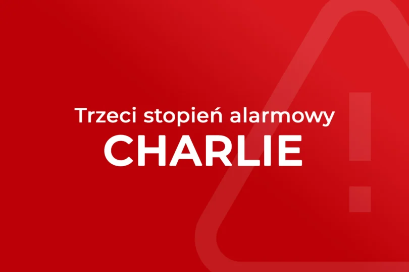 Grafika przedstawia napis na czerwonym tle: Trzeci stopień alarmowy Charlie