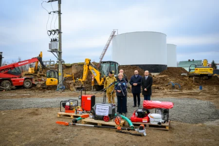 Uczestnicy konferencji prasowej. Od lewej - Nadbryg. Tomasz Baran, Podkarpacki Komendant Wojewódzki PSP, Konrad Fijołek, prezydent Rzeszowa, Teresa Kubas-Hul, wojewoda podkarpacki, Tomasz Skoczylas, burmistrz Głogowa Młp. i Sławomir Porada, wójt gminy Trzebownisko. Na terenie budowy zapasowych zbiorników wody pitnej w Jasionce (gm. Trzebownisko).