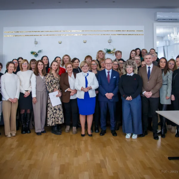 Uczestnicy szkolenia WZON z wojewodą oraz wicewojewodą podkarpackim.