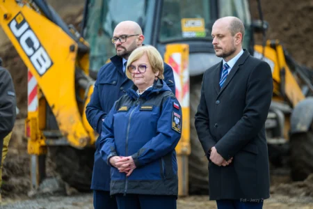 Uczestnicy konferencji prasowej. Teresa Kubas-Hul, wojewoda podkarpacki, Tomasz Skoczylas, burmistrz Głogowa Młp. i Sławomir Porada, wójt gminy Trzebownisko. Na terenie budowy zapasowych zbiorników wody pitnej w Jasionce (gm. Trzebownisko).