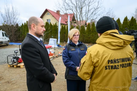Uczestnicy konferencji prasowej. nadbryg. Tomasz Baran, Podkarpacki Komendant Wojewódzki PSP, Teresa Kubas-Hul, wojewoda podkarpacki, Sławomir Porada, wójt gminy Trzebownisko. Na terenie budowy zapasowych zbiorników wody pitnej w Jasionce (gm. Trzebownisko).
