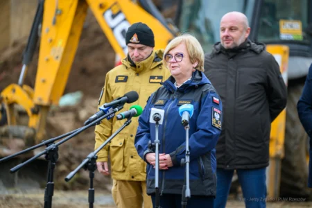 Uczestnicy konferencji prasowej: nadbryg. Tomasz Baran, Podkarpacki Komendant Wojewódzki PSP, Konrad Fijołek, prezydent Rzeszowa, Teresa Kubas-Hul, wojewoda podkarpacki. Na terenie budowy zapasowych zbiorników wody pitnej w Jasionce (gm. Trzebownisko).
