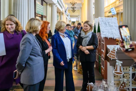 Zdjęcie przedstawia piernikowe miasteczko w holu urzędu