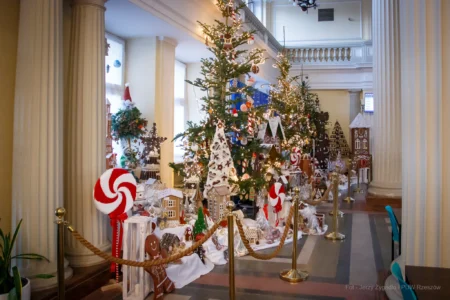 Zdjęcie przedstawia piernikowe miasteczko w holu urzędu