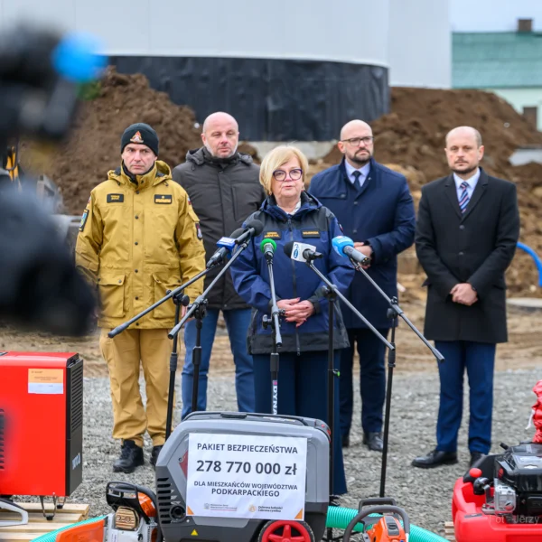 Uczestnicy konferencji prasowej. Od lewej - Nadbryg. Tomasz Baran, Podkarpacki Komendant Wojewódzki PSP, Konrad Fijołek, prezydent Rzeszowa, Teresa Kubas-Hul, wojewoda podkarpacki, Tomasz Skoczylas, burmistrz Głogowa Młp. i Sławomir Porada, wójt gminy Trzebownisko.
