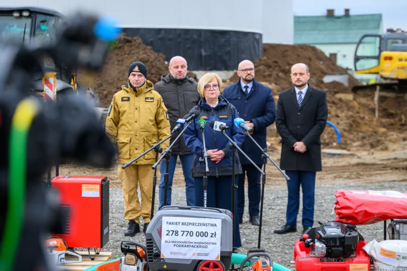 Uczestnicy konferencji prasowej. Od lewej - Nadbryg. Tomasz Baran, Podkarpacki Komendant Wojewódzki PSP, Konrad Fijołek, prezydent Rzeszowa, Teresa Kubas-Hul, wojewoda podkarpacki, Tomasz Skoczylas, burmistrz Głogowa Młp. i Sławomir Porada, wójt gminy Trzebownisko.