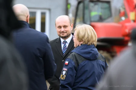 Uczestnicy konferencji prasowej: Konrad Fijołek, prezydent Rzeszowa, Teresa Kubas-Hul, wojewoda podkarpacki, Sławomir Porada, wójt gminy Trzebownisko. Na terenie budowy zapasowych zbiorników wody pitnej w Jasionce (gm. Trzebownisko).