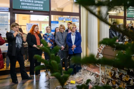 Zdjęcie przedstawia piernikowe miasteczko w holu urzędu