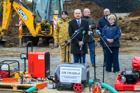 Uczestnicy konferencji prasowej. Od lewej - Nadbryg. Tomasz Baran, Podkarpacki Komendant Wojewódzki PSP, Konrad Fijołek, prezydent Rzeszowa, Teresa Kubas-Hul, wojewoda podkarpacki, Tomasz Skoczylas, burmistrz Głogowa Młp. i Sławomir Porada, wójt gminy Trzebownisko. Na terenie budowy zapasowych zbiorników wody pitnej w Jasionce (gm. Trzebownisko).