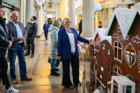 Zdjęcie przedstawia piernikowe miasteczko w holu urzędu