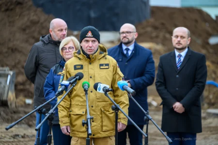 Uczestnicy konferencji prasowej. Od lewej - Nadbryg. Tomasz Baran, Podkarpacki Komendant Wojewódzki PSP, Konrad Fijołek, prezydent Rzeszowa, Teresa Kubas-Hul, wojewoda podkarpacki, Tomasz Skoczylas, burmistrz Głogowa Młp. i Sławomir Porada, wójt gminy Trzebownisko. Na terenie budowy zapasowych zbiorników wody pitnej w Jasionce (gm. Trzebownisko).