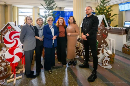 Zdjęcie przedstawia piernikowe miasteczko w holu urzędu