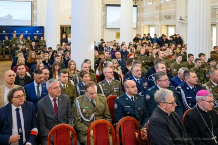 Zdjęcie przedstawia uczestników spotkania z Sybirakami