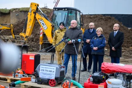 Uczestnicy konferencji prasowej. Od lewej - Nadbryg. Tomasz Baran, Podkarpacki Komendant Wojewódzki PSP, Konrad Fijołek, prezydent Rzeszowa, Teresa Kubas-Hul, wojewoda podkarpacki, Tomasz Skoczylas, burmistrz Głogowa Młp. i Sławomir Porada, wójt gminy Trzebownisko. Na terenie budowy zapasowych zbiorników wody pitnej w Jasionce (gm. Trzebownisko).