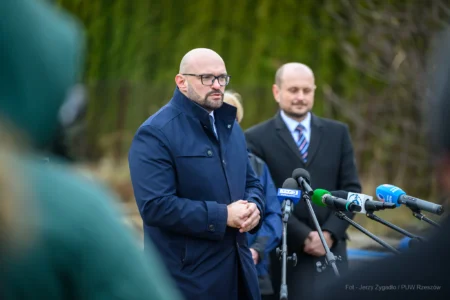 Uczestnicy konferencji prasowej: Tomasz Skoczylas, burmistrz Głogowa Młp. i Sławomir Porada, wójt gminy Trzebownisko. Na terenie budowy zapasowych zbiorników wody pitnej w Jasionce (gm. Trzebownisko).