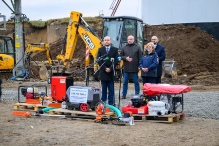 Uczestnicy konferencji prasowej. Od lewej - Nadbryg. Tomasz Baran, Podkarpacki Komendant Wojewódzki PSP, Konrad Fijołek, prezydent Rzeszowa, Teresa Kubas-Hul, wojewoda podkarpacki, Tomasz Skoczylas, burmistrz Głogowa Młp. i Sławomir Porada, wójt gminy Trzebownisko. Na terenie budowy zapasowych zbiorników wody pitnej w Jasionce (gm. Trzebownisko).