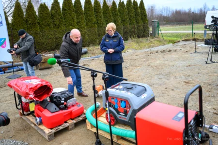 Przed konferencją prasową: Konrad Fijołek, prezydent Rzeszowa i Teresa Kubas-Hul, wojewoda podkarpacki. Przed nimi sprzęt kupiony dzięki pieniądzom z programu OLiOC.
