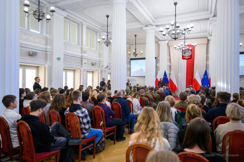 Zdjęcie przedstawia uczestników spotkania z Sybirakami