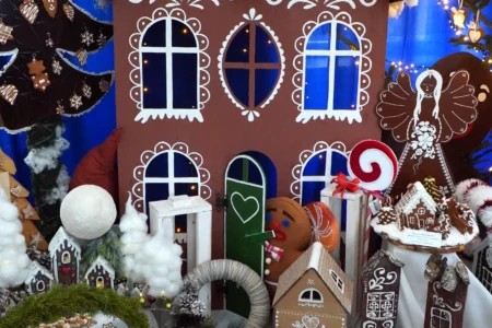 Zdjęcie przedstawia piernikowe miasteczko w holu urzędu