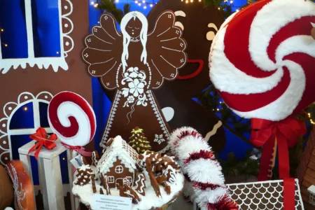 Zdjęcie przedstawia piernikowe miasteczko w holu urzędu