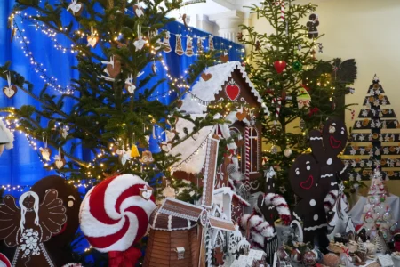 Zdjęcie przedstawia piernikowe miasteczko w holu urzędu