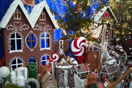 Zdjęcie przedstawia piernikowe miasteczko w holu urzędu