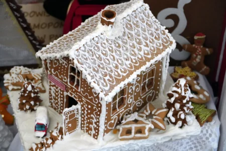 Zdjęcie przedstawia piernikowe miasteczko w holu urzędu