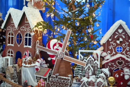 Zdjęcie przedstawia piernikowe miasteczko w holu urzędu