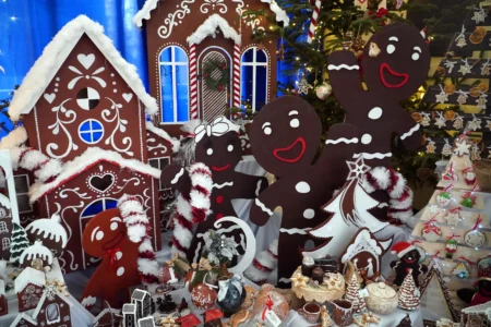 Zdjęcie przedstawia piernikowe miasteczko w holu urzędu