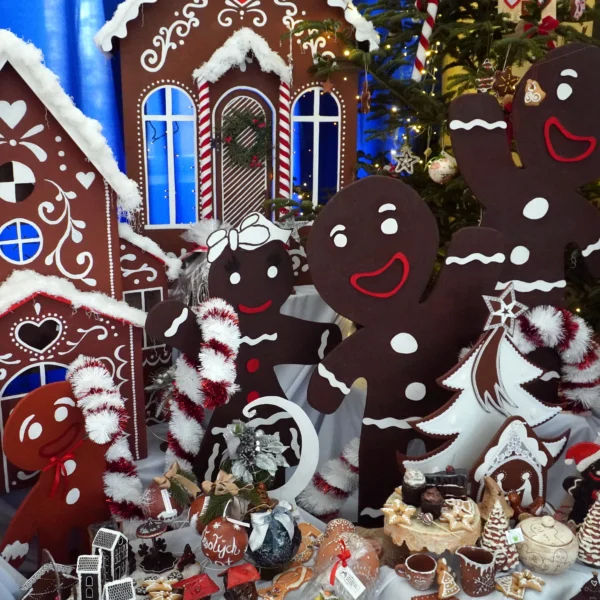 Zdjęcie przedstawia piernikowe miasteczko w holu urzędu