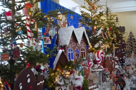 Zdjęcie przedstawia piernikowe miasteczko w holu urzędu