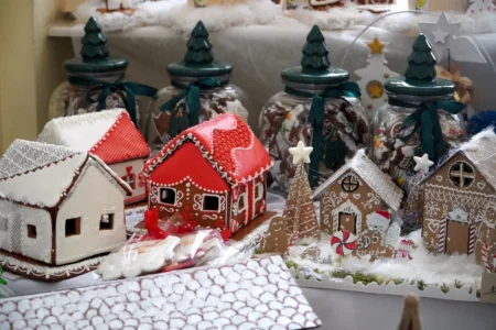 Zdjęcie przedstawia piernikowe miasteczko w holu urzędu