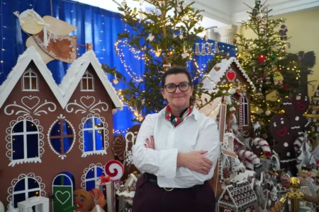 Zdjęcie przedstawia piernikowe miasteczko w holu urzędu