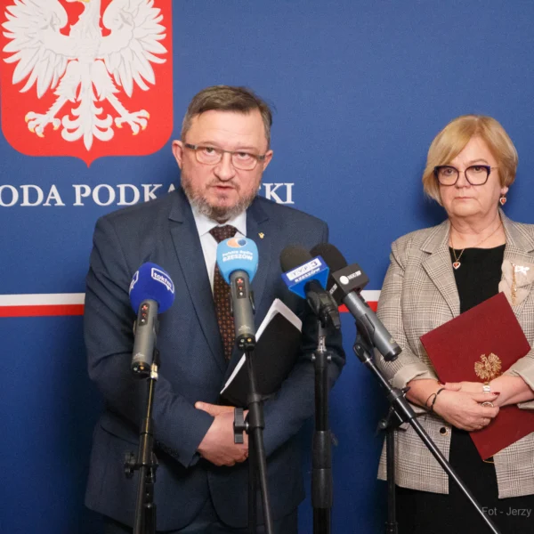 Podczas dzisiejszej konferencji prasowej Teresa Kubas-Hul, wojewoda podkarpacki oraz Mirosław Welz, Podkarpacki Wojewódzki Lekarz Weterynarii poinformowali o wynikach badań stada żubrów z Zagrody Pokazowej w Mucznem oraz o dalszych działaniach.