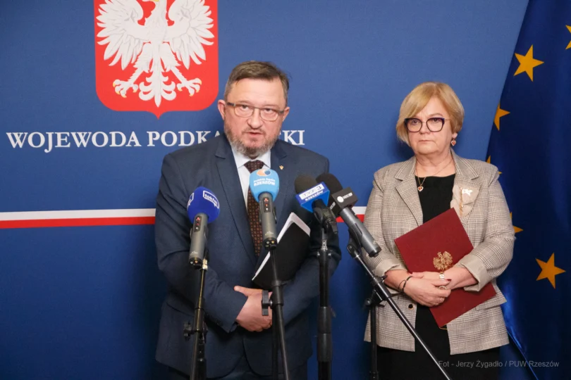 Podczas dzisiejszej konferencji prasowej Teresa Kubas-Hul, wojewoda podkarpacki oraz Mirosław Welz, Podkarpacki Wojewódzki Lekarz Weterynarii poinformowali o wynikach badań stada żubrów z Zagrody Pokazowej w Mucznem oraz o dalszych działaniach.