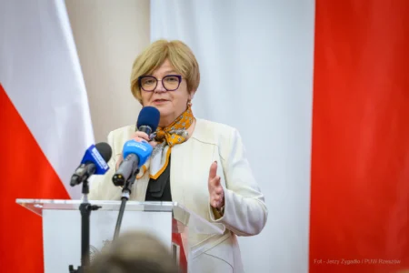 Zdjęci przedstawia wojewodę podkarpackiego Teresę Kubas-Hul