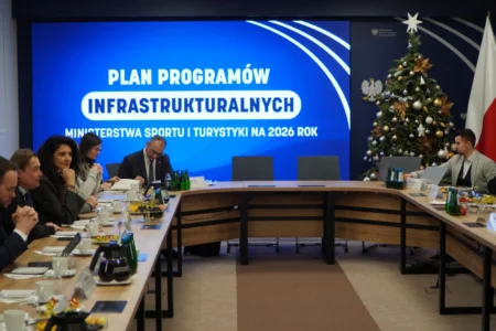 Zdjęcie przedstawia uczestników spotkania w Ministerstwie Sportu i Turystyki