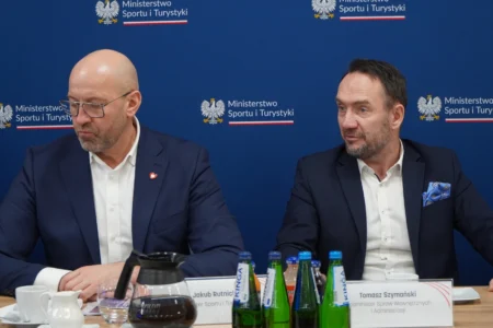 Zdjęcie przedstawia uczestników spotkania w Ministerstwie Sportu i Turystyki