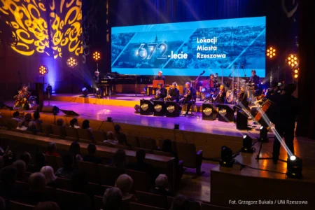 Zdjęcie przedstawia uczestników gali w Filharmonii Podkarpackiej