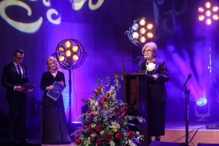 Zdjęcie przedstawia uczestników gali w Filharmonii Podkarpackiej