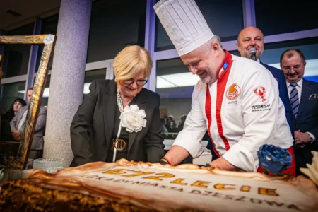 Zdjęcie przedstawia uczestników gali w Filharmonii Podkarpackiej