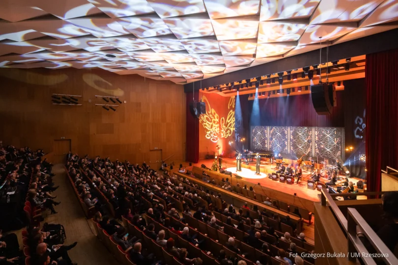 Zdjęcie przedstawia uczestników gali w Filharmonii Podkarpackiej