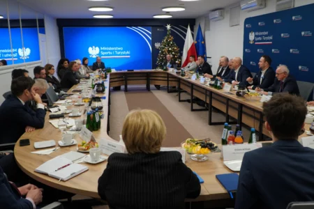 Zdjęcie przedstawia uczestników spotkania w Ministerstwie Sportu i Turystyki