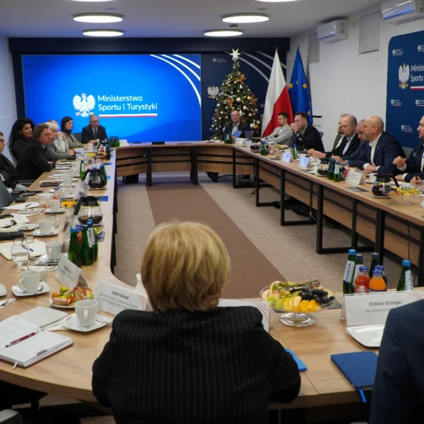 Zdjęcie przedstawia uczestników spotkania w Ministerstwie Sportu i Turystyki