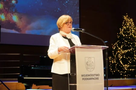 Zdjęcie przedstawia uczestników uroczystości w Filharmonii