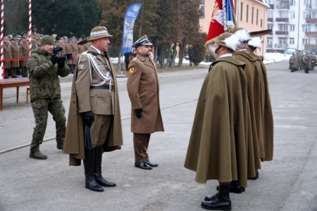 Zdjęcie przedstawia uczestników uroczystości przekazania obowiązków dowódcy 21 Brygady Strzelców Podhalańskich