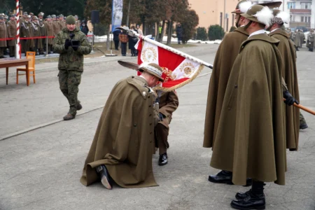 Zdjęcie przedstawia uczestników uroczystości przekazania obowiązków dowódcy 21 Brygady Strzelców Podhalańskich