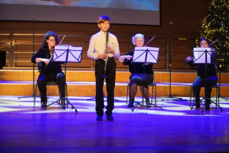 Zdjęcie przedstawia uczestników uroczystości w Filharmonii